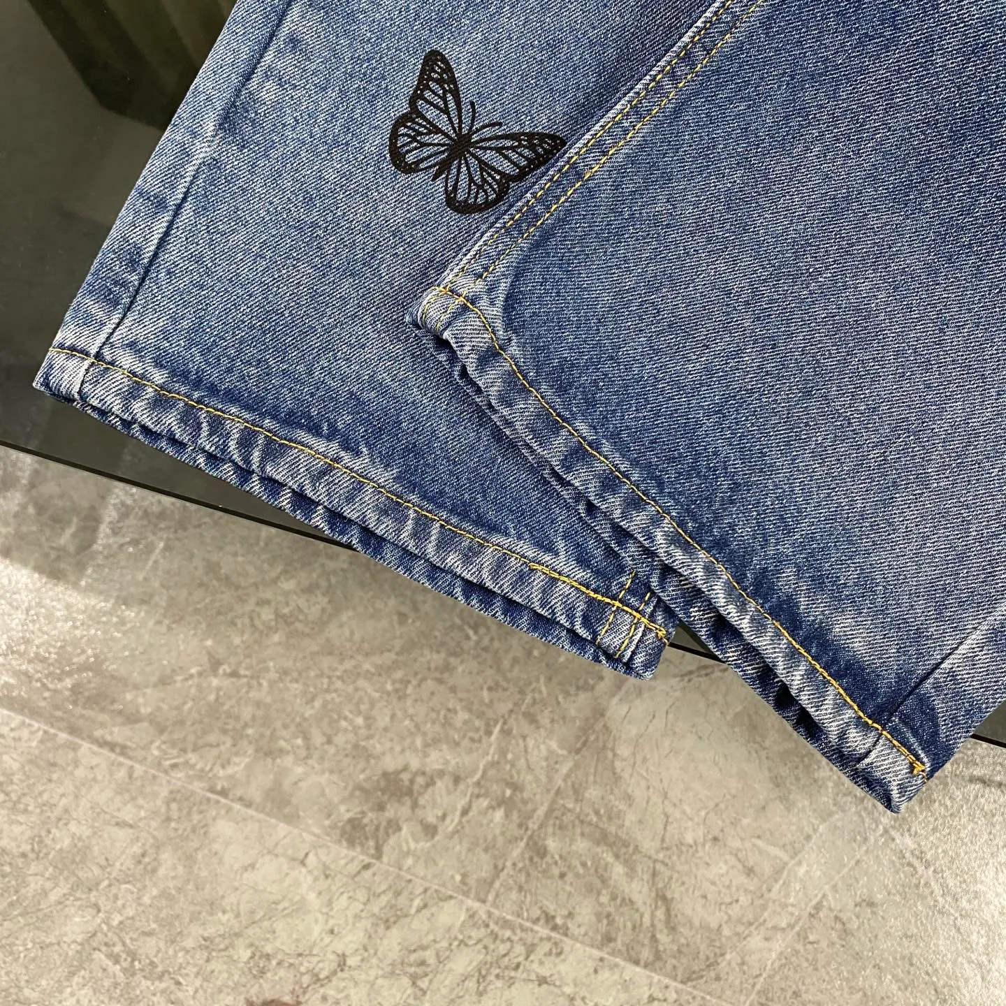 P230 Chrome Hearts 2025 new rare three-color butterfly print couple's washed loose jeans. High version, high version, top ceiling quality. Styles with different washed textures, very friendly to people with thin legs and thick legs. The straight version is very flattering to the leg shape. Moderate length that never goes out of style, easy to match with casual, basic styling for various styles, a must-have in the wardrobe! The fabric is stiff but also makes the upper body soft without losing texture. The washing process is even more perfect. It is a must-have item for everyone! ! ! Washed wheat, hang tag, pants label, three labels complete Color: blue Size: 28, 30, 32, 34